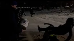 У Володимирі чоловік посипав гірку, поки там катались діти (відео)