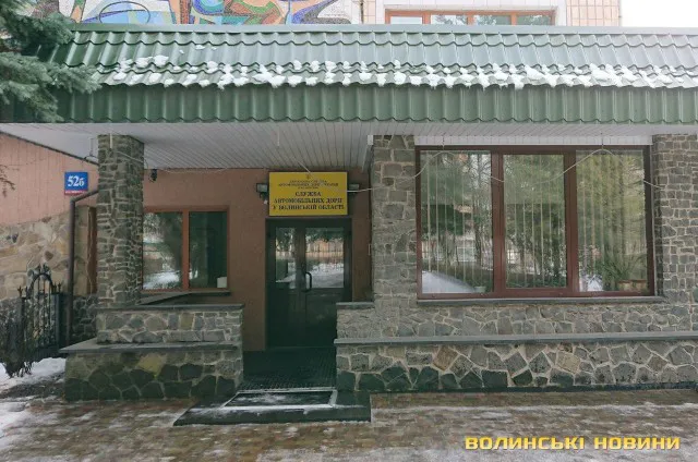 У Луцьку провели експериментальне «латання» доріг в мороз (фото)