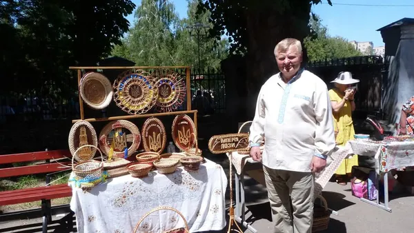 Плете понад 40 років: майстер з Волині робить унікальні великодні кошики (фото)