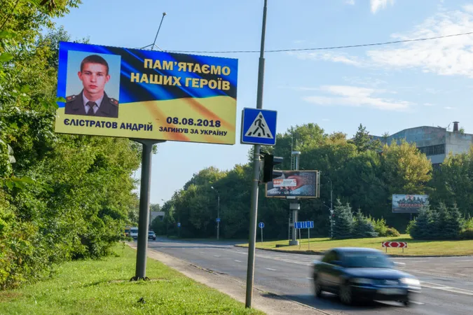 Пам'ятаємо: у Луцьку на бігбордах розмістили фотографії та імена загиблих Героїв (фото)