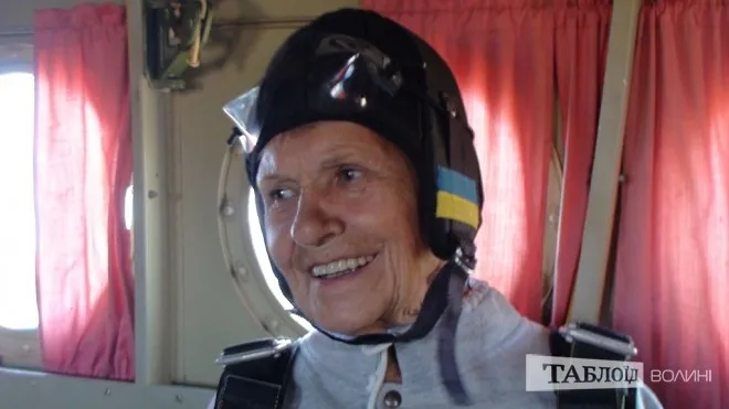 72-річна волинянка стрибнула з парашутом і побила всеукраїнський рекорд (фото)