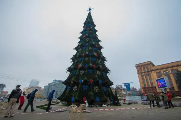 Ялинка Дніпра штучна і дуже подібна на Миколаївську
