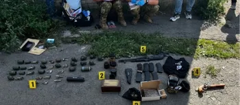 Автомат, гранати та набої: у лучанина в гаражі знайшли арсенал (фото)