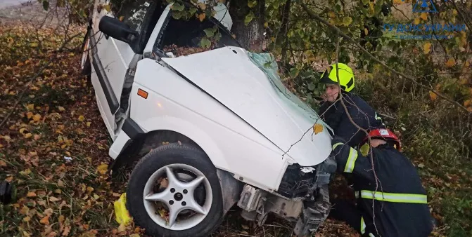 Під Луцьком Volkswagen налетів на дерево – водій у лікарні (фото, відео)