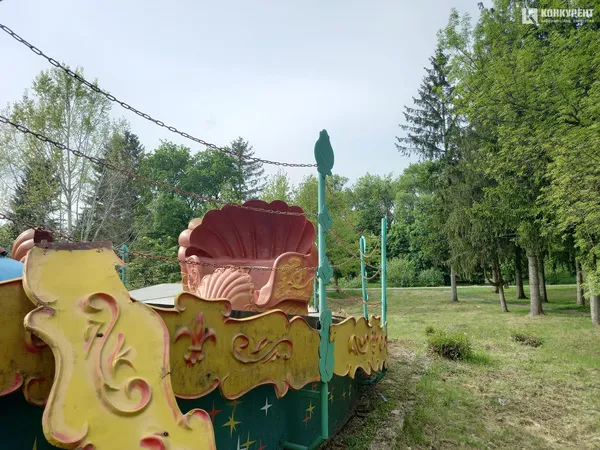 Безлюдно та «не аварійно»: що коїться на парку атракціонів Луцька (фото)