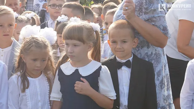 Квіти, дзвоники і діти: як у Луцькому ліцеї №9 відзначили 1 вересня (фото)