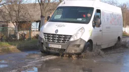 Діти падають в калюжі, машини – б'ють бампери: лучани просять відремонтувати вулицю