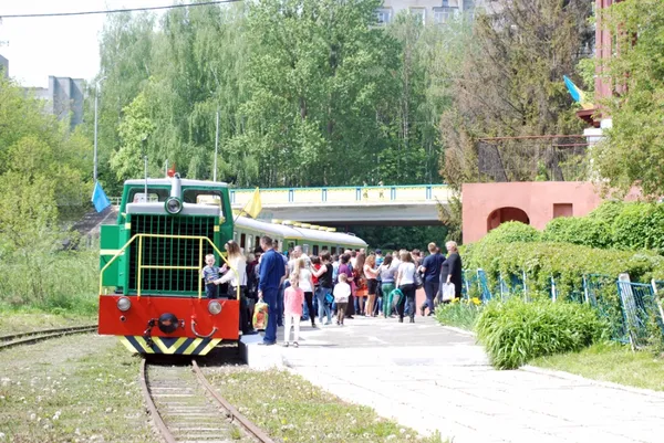 Десятки лучан прийшли на відкриття дитячої залізниці (фото)