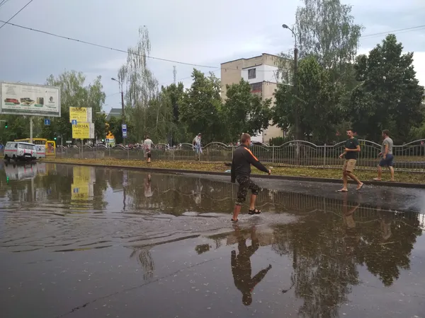 У Луцьку біля «Салюта» у «водяному полоні» опинилася швидка (фото)