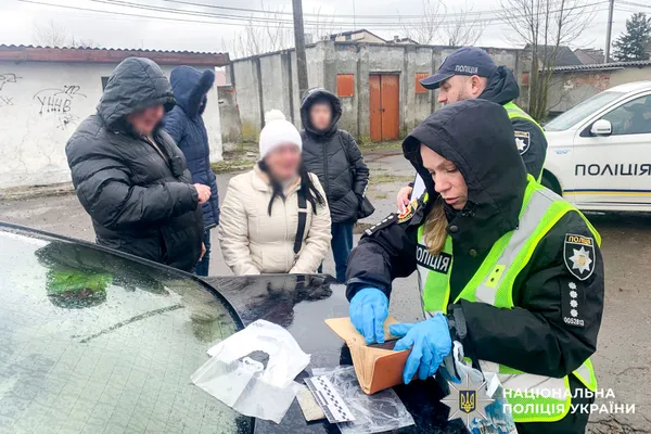 Збувала наркотики посеред білого дня: на Рівненщині затримали жінку з канабісом (фото)