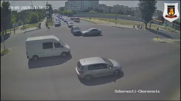 У Луцьку на перехресті «поцілувалися» легковики (відео)