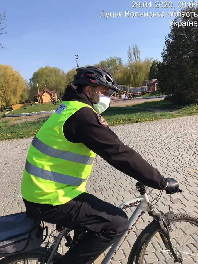 Муніципали сіли на велосипеди, щоб у парках Луцька пильнувати порушників (ФОТО)