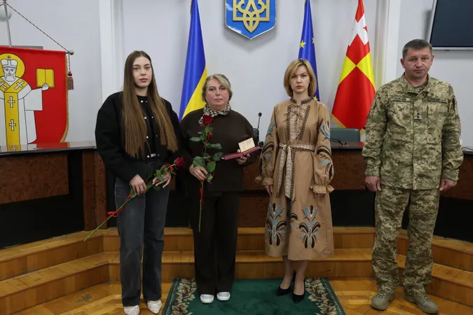 У Луцьку родинам загиблих Героїв вручили державні нагороди (фото)