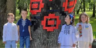 У Луцьку діти «вишили» дерева українськими орнаментами (фото)