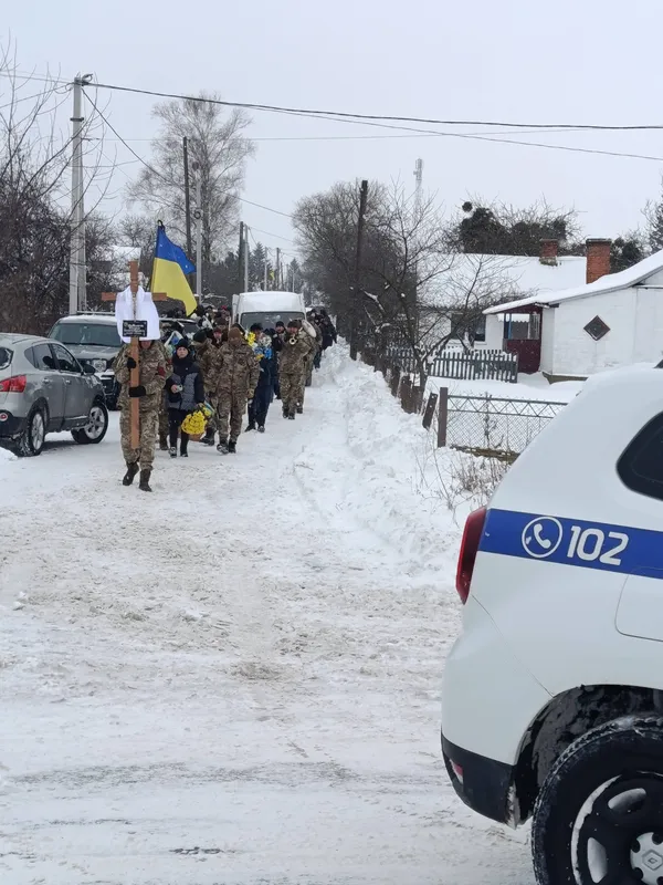 Очі людей були повні сліз: на Волині попрощалися із воїном Богданом Дубенчуком (фото)