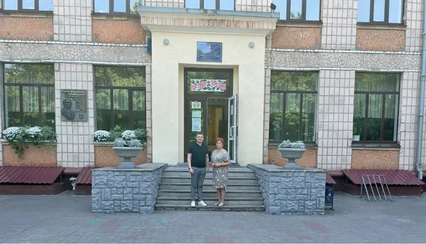 У луцькій школі сиплеться фасад: закликають відремонтувати (фото)