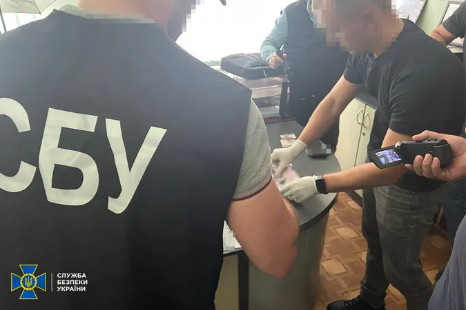 На Волині на хабарі затримали чиновника міграційної служби (фото)