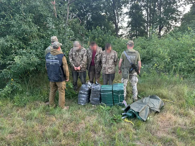 Троє волинян вночі несли сигарети до Польщі. Але не донесли (фото, відео)