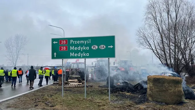 Польські фермери тимчасово розблокували пункт пропуску «Краківець»