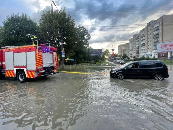 Взяли на буксир: у Луцьку у воді застряг автомобіль (фото)