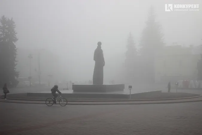 Туманний ранок у Луцьку: 30+ атмосферних фото