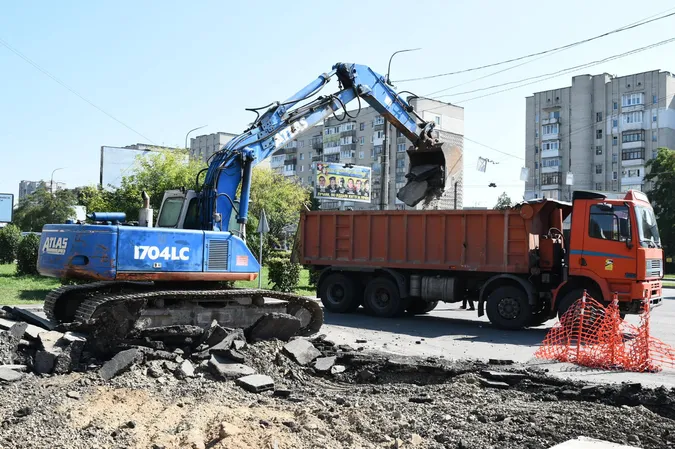 Демонтаж майже завершили: що коїться у Луцьку на площі біля РАЦСу (фото)