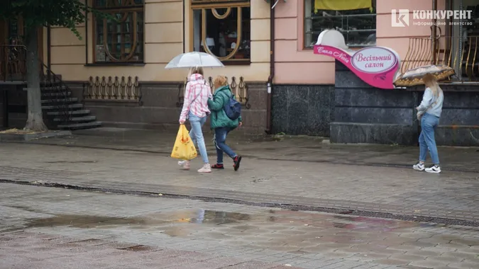 Мокрі етюди: як у серці Луцька люди тікали від літнього дощу (фото)