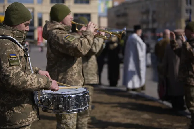 Луцьк навколішки попрощався з загиблим на Донеччині захисником Олексієм Федоренком