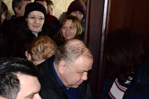 ...а це вже справжній затор при вході у сесійну залу...