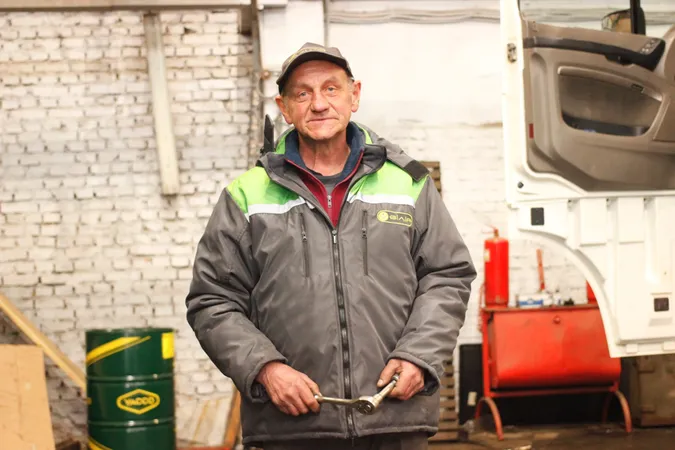 «Все, що зробили люди, можна полагодити»: розмова з механіком, який вирощує квіти *