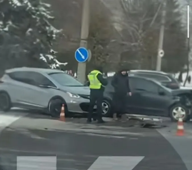 У Луцьку біля лікарні – сильна автотроща (оновлено)