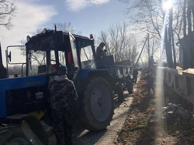 Небайдужі волиняни поприбирали територію навколо церкви і цвинтаря (фото)