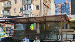 У Луцьку зупинки громадського транспорту зробили гламурнішими (фото)