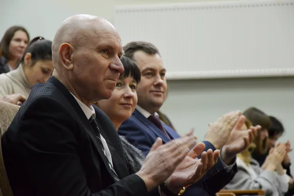 У Луцькому «політесі» чоловіки креативно привітали жінок (фото)