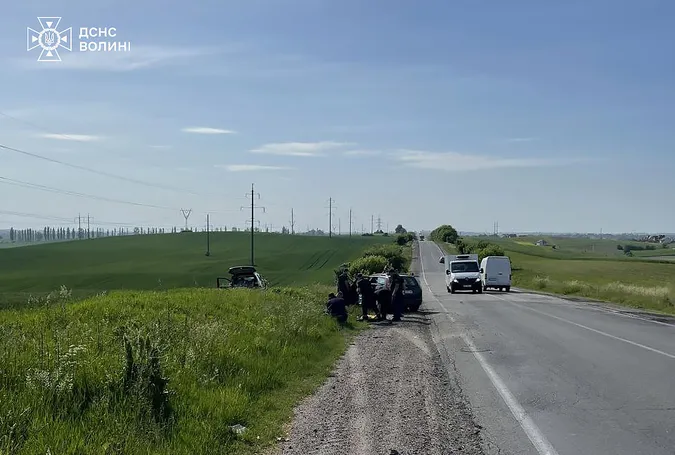 Волинські сапери по дорозі на Схід допомогли потерпілим у ДТП на Рівненщині (фото)