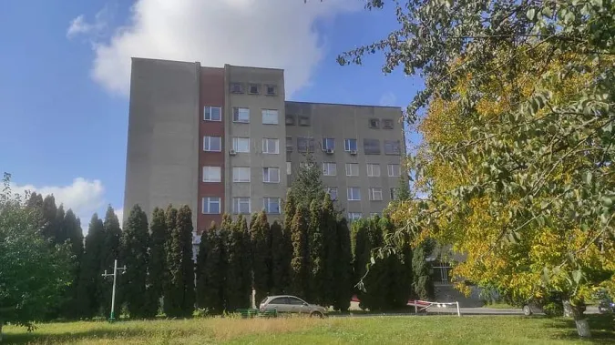 У «ковідному» шпиталі в Боголюбах чоловік вистрибнув з вікна