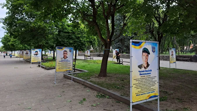 У Ковелі встановили банери зі світлинами загиблих Героїв, але це тимчасово (фото)