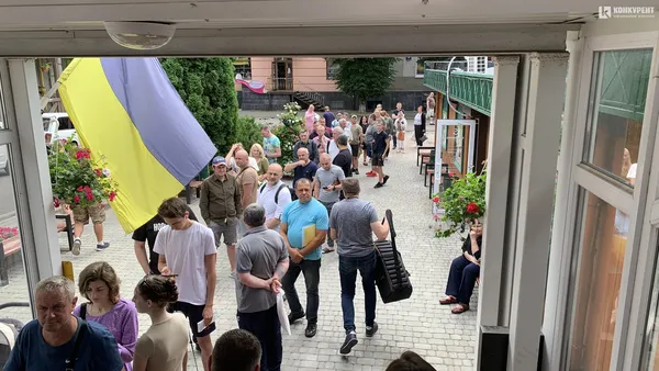 Тягнули до останнього: у Луцькому ЦНАПі – величезні черги (фото)