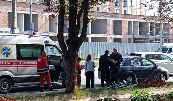 У Луцьку біля літака автомобіль збив жінку на велосипеді (фото)