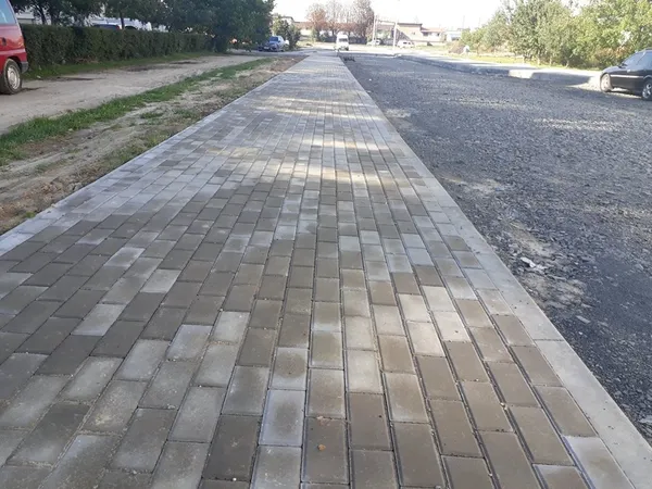 Показали, як у Луцьку ремонтують дорогу біля 27-ї школи (фото)