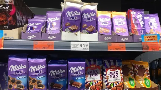 Milka, Oreo, та Barni: у Луцьку продають продукцію компанії, яка спонсорує війну (відео)