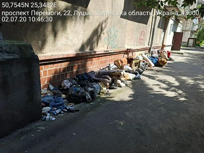 Поприбирала: лучанка знесла з квартири старі меблі й одяг під будинок (фото)