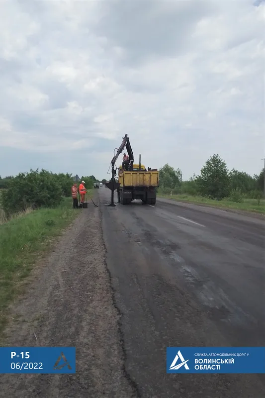 На Волині дорожники почали «латати» регіональний автошлях (фото)