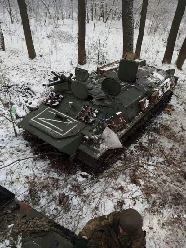 Без палива та їжі: російські окупанти покидають військову техніку (фото)