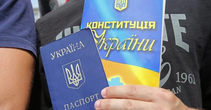 З Днем Конституції України (листівки)