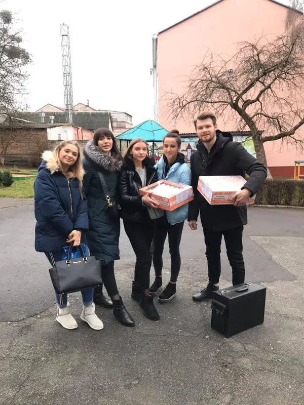 Луцькі майстри робили вихованцям дитбудинку стильні зачіски (фото)
