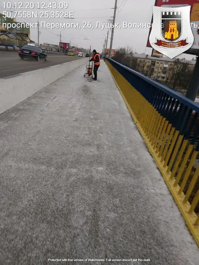 Муніципали закликають луцьких підприємців відшкребти тротуари від льоду
