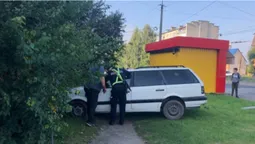 У Луцьку п'яний водій влетів у паркан та зупинився в кущах (фото)
