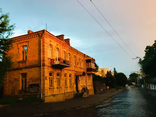 «Підривний» захід сонця у Луцьку: світлини волинян із соцмереж (фото)