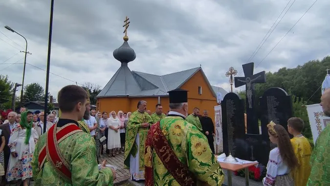 У Луцьку освятили пам’ятну стелу з іменами убитих жителів сіл Черничі та Кічкарівка (відео)